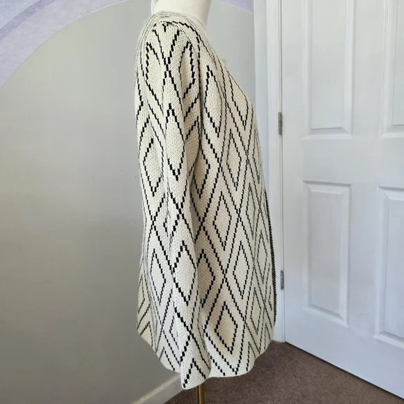 Oliver by Escio Anthropologie | Small | Creme & Black Diamond Cardigan - Picture 3 of 8